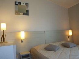 Camping Pas Cher vous présente avec son site Officiel campingpascher.fr, le Village vacances VVF Villages - Ile De Ré Les Dunes - Sainte-Marie-de-Ré classé 3 étoiles, situé sur la commune de Sainte Marie De Ré dans le département Charente-maritime (Poitou Charentes) en France. Le village vacances VVF Villages - Ile De Ré Les Dunes - Sainte-Marie-de-Ré, vous présente un hébergement de type appartement de 37 m² pour 2 personnes et télévision. Le village vacances VVF Villages - Ile De Ré Les Dunes - Sainte-Marie-de-Ré vous propose du dimanche 07 juin au dimanche 14 juin 2026, en promotion à -14% pour 7 nuits à 583,10 € au lieu de 686,0 € soit une Économie de 102,90 €. Cette location propose 125 dates différentes pour réserver votre séjour. Découvrez également les 5 autres gammes d'hébergements du village vacances. Mer, Club ados, Club enfants, Aire de jeux enfants, Baby-foot, Canoë-kayak, Centre équestre, Ping-pong, Surf, Terrain multisports, Voile, Boulangerie, Épicerie,... En savoir plus : cliquez-ICI.