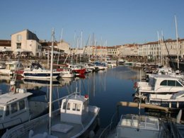 Camping Pas Cher vous présente avec son site Officiel campingpascher.fr, le Village vacances VVF Villages - Ile De Ré Les Dunes - Sainte-Marie-de-Ré classé 3 étoiles, situé sur la commune de Sainte Marie De Ré dans le département Charente-maritime (Poitou Charentes) en France. Le village vacances VVF Villages - Ile De Ré Les Dunes - Sainte-Marie-de-Ré, vous présente un hébergement de type appartement de 37 m² pour 2 personnes et télévision. Le village vacances VVF Villages - Ile De Ré Les Dunes - Sainte-Marie-de-Ré vous propose du dimanche 07 juin au dimanche 14 juin 2026, en promotion à -14% pour 7 nuits à 583,10 € au lieu de 686,0 € soit une Économie de 102,90 €. Cette location propose 125 dates différentes pour réserver votre séjour. Découvrez également les 5 autres gammes d'hébergements du village vacances. Mer, Club ados, Club enfants, Aire de jeux enfants, Baby-foot, Canoë-kayak, Centre équestre, Ping-pong, Surf, Terrain multisports, Voile, Boulangerie, Épicerie,... En savoir plus : cliquez-ICI.