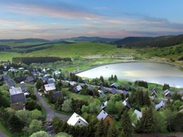 Camping Pas Cher vous présente avec son site Officiel campingpascher.fr, le Village vacances VVF Villages - Massif Du Sancy - Super Besse classé 3 étoiles, situé sur la commune de Besse Et Saint Anastaise dans le département Puy-de-dôme (Auvergne) en France. Le village vacances VVF Villages - Massif Du Sancy - Super Besse, vous présente un hébergement de type appartement de 35 m² pour 2 personnes et télévision. Le village vacances VVF Villages - Massif Du Sancy - Super Besse vous propose du mercredi 08 juillet au mercredi 15 juillet 2026, en promotion à -10% pour 7 nuits à 762,30 € au lieu de 847,0 € soit une Économie de 84,70 €. Cette location propose 90 dates différentes pour réserver votre séjour. Découvrez également les 3 autres gammes d'hébergements du village vacances. Les Avis clients pour le Village vacances VVF Villages - Massif Du Sancy - Super Besse sont excellents avec une note moyenne de 8 sur 10. Lac, Club ados, Club enfants, Aire de jeux enfants, Baby-foot, Cyclisme, Pétanque, Randonnée, Terrain de basketball, Terrain de football, Terrain multisports, Bar, Boulangerie, Dépôt de pain, Plats à emporter, Restaurant, Supermarché,... En savoir plus : cliquez-ICI.