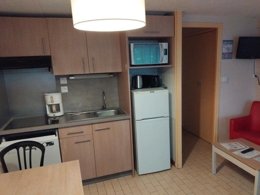 Camping Pas Cher vous présente avec son site Officiel campingpascher.fr, le Village vacances VVF Villages - Massif Du Sancy - Super Besse classé 3 étoiles, situé sur la commune de Besse Et Saint Anastaise dans le département Puy-de-dôme (Auvergne) en France. Le village vacances VVF Villages - Massif Du Sancy - Super Besse, vous présente un hébergement de type appartement de 25 m² et télévision. Le village vacances VVF Villages - Massif Du Sancy - Super Besse vous propose du sam. 30 mai au sam. 06 juin 2026, en promotion à -15% pour 7 nuits à 279,65 € au lieu de 329,0 € soit une Économie de 49,35 €. Cette location propose 94 dates différentes pour réserver votre séjour. Découvrez également les 3 autres gammes d'hébergements du village vacances. Les Avis clients pour le Village vacances VVF Villages - Massif Du Sancy - Super Besse sont excellents avec une note moyenne de 8 sur 10. Lac, Club ados, Club enfants, Aire de jeux enfants, Baby-foot, Cyclisme, Pétanque, Randonnée, Terrain de basketball, Terrain de football, Terrain multisports, Bar, Boulangerie, Dépôt de pain, Plats à emporter, Restaurant, Supermarché,... En savoir plus : cliquez-ICI.