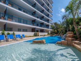 Camping Pas Cher vous présente avec son site Officiel campingpascher.fr, la Résidence Appartements Ancora, située sur la commune de Salou dans le département Tarragone (Catalogne) en Espagne. La résidence Appartements Ancora, vous présente un hébergement de type appartement de 35 m² avec climatisation et télévision. La résidence Appartements Ancora vous propose du jeudi 22 octobre au jeudi 29 octobre 2026 pour 7 nuits à 409.76€. Cette location propose 95 dates différentes pour réserver votre séjour. Découvrez également les 4 autres gammes d'hébergements de la résidence. Les Avis clients pour la Résidence Appartements Ancora sont excellents avec une note moyenne de 9 sur 10. Mer, Piscine extérieure, Bar, Restaurant, Supermarché,... En savoir plus : cliquez-ICI.