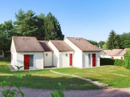 Camping Pas Cher vous présente avec son site Officiel campingpascher.fr, le Village vacances VVF Villages - Bourgogne En Auxois - Flée classé 3 étoiles, situé sur la commune de Le Val Larrey dans le département Côte-d'or (Bourgogne) en France. Le village vacances VVF Villages - Bourgogne En Auxois - Flée, vous présente un hébergement de type maison de campagne de 35 m² pour 2 personnes et télévision. Le village vacances VVF Villages - Bourgogne En Auxois - Flée vous propose du dimanche 27 septembre au dimanche 04 octobre 2026, en promotion à -15% pour 7 nuits à 476 € au lieu de 560,0 € soit une Économie de 84 €. Cette location propose 100 dates différentes pour réserver votre séjour. Découvrez également les 4 autres gammes d'hébergements du village vacances. Les Avis clients pour le Village vacances VVF Villages - Bourgogne En Auxois - Flée sont excellents avec une note moyenne de 8 sur 10. Piscine couverte, Piscine extérieure, Club ados, Club enfants, Aire de jeux enfants, Court de tennis, Golf, Ping-pong, Pétanque, Terrain multisports, Bar, Boulangerie, Bureau de tabac, Dépôt de pain, Restaurant, Supermarché,... En savoir plus : cliquez-ICI.