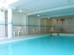 Camping Pas Cher vous présente avec son site Officiel campingpascher.fr, le Village vacances VVF Villages - Bourgogne En Auxois - Flée classé 3 étoiles, situé sur la commune de Le Val Larrey dans le département Côte-d'or (Bourgogne) en France. Le village vacances VVF Villages - Bourgogne En Auxois - Flée, vous présente un hébergement de type maison de campagne de 35 m² pour 2 personnes et télévision. Le village vacances VVF Villages - Bourgogne En Auxois - Flée vous propose du dimanche 27 septembre au dimanche 04 octobre 2026, en promotion à -15% pour 7 nuits à 476 € au lieu de 560,0 € soit une Économie de 84 €. Cette location propose 100 dates différentes pour réserver votre séjour. Découvrez également les 4 autres gammes d'hébergements du village vacances. Les Avis clients pour le Village vacances VVF Villages - Bourgogne En Auxois - Flée sont excellents avec une note moyenne de 8 sur 10. Piscine couverte, Piscine extérieure, Club ados, Club enfants, Aire de jeux enfants, Court de tennis, Golf, Ping-pong, Pétanque, Terrain multisports, Bar, Boulangerie, Bureau de tabac, Dépôt de pain, Restaurant, Supermarché,... En savoir plus : cliquez-ICI.