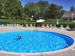 Camping Pas Cher vous présente avec son site Officiel campingpascher.fr, le Village vacances VVF Villages - Coeur De Cantal - Vendes classé 3 étoiles, situé sur la commune de Bassignac dans le département Cantal (Auvergne) en France. Le village vacances VVF Villages - Coeur De Cantal - Vendes, vous présente un hébergement de type appartement de 31 m². Le village vacances VVF Villages - Coeur De Cantal - Vendes vous propose du sam. 04 juillet au sam. 11 juillet 2026, en promotion à -9% pour 7 nuits à 875,70 € au lieu de 973,0 € soit une Économie de 97,30 €. Cette location propose 38 dates différentes pour réserver votre séjour. Découvrez également les 5 autres gammes d'hébergements du village vacances. Les Avis clients pour le Village vacances VVF Villages - Coeur De Cantal - Vendes sont excellents avec une note moyenne de 8 sur 10. Piscine chauffée, Piscine extérieure, Club ados, Club enfants, Canoë-kayak, Ping-pong, Pétanque, Randonnée, Structure gonflable enfants, Terrain de badminton, Terrain de basketball, Bar, Restaurant,... En savoir plus : cliquez-ICI.