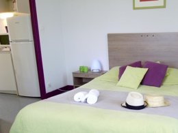 Camping Pas Cher vous présente avec son site Officiel campingpascher.fr, le Village vacances VVF Villages - Coeur De Cantal - Vendes classé 3 étoiles, situé sur la commune de Bassignac dans le département Cantal (Auvergne) en France. Le village vacances VVF Villages - Coeur De Cantal - Vendes, vous présente un hébergement de type chalet de 25 m². Le village vacances VVF Villages - Coeur De Cantal - Vendes vous propose du dimanche 10 mai au dimanche 17 mai 2026, en promotion à -15% pour 7 nuits à 309,40 € au lieu de 364,0 € soit une Économie de 54,60 €. Cette location propose 65 dates différentes pour réserver votre séjour. Découvrez également les 5 autres gammes d'hébergements du village vacances. Les Avis clients pour le Village vacances VVF Villages - Coeur De Cantal - Vendes sont excellents avec une note moyenne de 8 sur 10. Piscine chauffée, Piscine extérieure, Club ados, Club enfants, Canoë-kayak, Ping-pong, Pétanque, Randonnée, Structure gonflable enfants, Terrain de badminton, Terrain de basketball, Bar, Restaurant,... En savoir plus : cliquez-ICI.