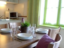 Camping Pas Cher vous présente avec son site Officiel campingpascher.fr, le Village vacances VVF Villages - Coeur De Cantal - Vendes classé 3 étoiles, situé sur la commune de Bassignac dans le département Cantal (Auvergne) en France. Le village vacances VVF Villages - Coeur De Cantal - Vendes, vous présente un hébergement de type appartement de 42 m². Le village vacances VVF Villages - Coeur De Cantal - Vendes vous propose du vendredi 26 juin au vendredi 03 juillet 2026, en promotion à -15% pour 7 nuits à 425 € au lieu de 500,0 € soit une Économie de 75 €. Cette location propose 52 dates différentes pour réserver votre séjour. Découvrez également les 5 autres gammes d'hébergements du village vacances. Les Avis clients pour le Village vacances VVF Villages - Coeur De Cantal - Vendes sont excellents avec une note moyenne de 8 sur 10. Piscine chauffée, Piscine extérieure, Club ados, Club enfants, Canoë-kayak, Ping-pong, Pétanque, Randonnée, Structure gonflable enfants, Terrain de badminton, Terrain de basketball, Bar, Restaurant,... En savoir plus : cliquez-ICI.