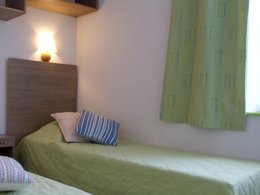 Camping Pas Cher vous présente avec son site Officiel campingpascher.fr, le Village vacances VVF Villages - Coeur De Cantal - Vendes classé 3 étoiles, situé sur la commune de Bassignac dans le département Cantal (Auvergne) en France. Le village vacances VVF Villages - Coeur De Cantal - Vendes, vous présente un hébergement de type appartement de 31 m². Le village vacances VVF Villages - Coeur De Cantal - Vendes vous propose du sam. 27 juin au sam. 04 juillet 2026, en promotion à -15% pour 7 nuits à 428,40 € au lieu de 504,0 € soit une Économie de 75,60 €. Cette location propose 56 dates différentes pour réserver votre séjour. Découvrez également les 5 autres gammes d'hébergements du village vacances. Les Avis clients pour le Village vacances VVF Villages - Coeur De Cantal - Vendes sont excellents avec une note moyenne de 8 sur 10. Piscine chauffée, Piscine extérieure, Club ados, Club enfants, Canoë-kayak, Ping-pong, Pétanque, Randonnée, Structure gonflable enfants, Terrain de badminton, Terrain de basketball, Bar, Restaurant,... En savoir plus : cliquez-ICI.