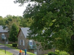 Camping Pas Cher vous présente avec son site Officiel campingpascher.fr, le Village vacances VVF Villages - Coeur De Cantal - Vendes classé 3 étoiles, situé sur la commune de Bassignac dans le département Cantal (Auvergne) en France. Le village vacances VVF Villages - Coeur De Cantal - Vendes, vous présente un hébergement de type appartement de 31 m². Le village vacances VVF Villages - Coeur De Cantal - Vendes vous propose du sam. 27 juin au sam. 04 juillet 2026, en promotion à -15% pour 7 nuits à 428,40 € au lieu de 504,0 € soit une Économie de 75,60 €. Cette location propose 56 dates différentes pour réserver votre séjour. Découvrez également les 5 autres gammes d'hébergements du village vacances. Les Avis clients pour le Village vacances VVF Villages - Coeur De Cantal - Vendes sont excellents avec une note moyenne de 8 sur 10. Piscine chauffée, Piscine extérieure, Club ados, Club enfants, Canoë-kayak, Ping-pong, Pétanque, Randonnée, Structure gonflable enfants, Terrain de badminton, Terrain de basketball, Bar, Restaurant,... En savoir plus : cliquez-ICI.