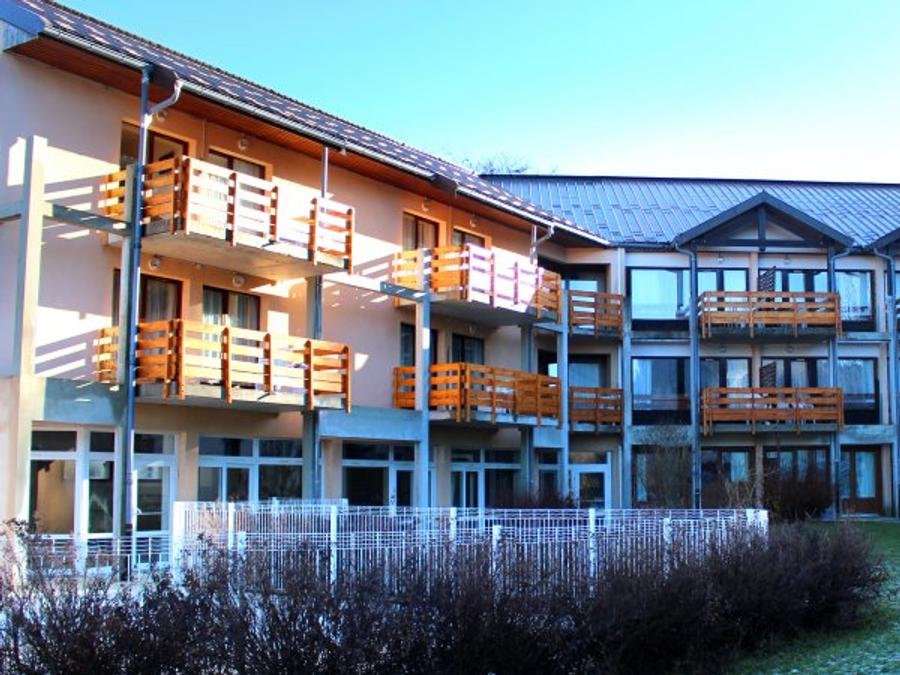 Camping Pas Cher vous présente avec son site Officiel campingpascher.fr, le Village vacances VVF Villages - Jura Les Rousses - Prémanon classé 3 étoiles, situé sur la commune de Premanon dans le département Jura (Franche Comté) en France. Le village vacances VVF Villages - Jura Les Rousses - Prémanon, vous présente un hébergement de type appartement de 41 m² et télévision. Le village vacances VVF Villages - Jura Les Rousses - Prémanon vous propose du sam. 12 septembre au sam. 19 septembre 2026 pour 7 nuits à 469€. Cette location propose 14 dates différentes pour réserver votre séjour. Découvrez également les 3 autres gammes d'hébergements du village vacances. Piscine chauffée, Piscine couverte, Club ados, Club enfants, Baby-foot, Canoë-kayak, Golf, Ping-pong, Pétanque, Randonnée, Structure gonflable enfants, Terrain multisports, Bar, Boulangerie, Plats à emporter, Restaurant, Supermarché, Épicerie,... En savoir plus : cliquez-ICI.