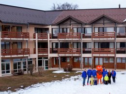 Camping Pas Cher vous présente avec son site Officiel campingpascher.fr, le Village vacances VVF Villages - Jura Les Rousses - Prémanon classé 3 étoiles, situé sur la commune de Premanon dans le département Jura (Franche Comté) en France. Le village vacances VVF Villages - Jura Les Rousses - Prémanon, vous présente un hébergement de type appartement de 35 m² pour 2 personnes et télévision. Le village vacances VVF Villages - Jura Les Rousses - Prémanon vous propose du sam. 16 mai au sam. 23 mai 2026, en promotion à -15% pour 7 nuits à 368,90 € au lieu de 434,0 € soit une Économie de 65,10 €. Cette location propose 81 dates différentes pour réserver votre séjour. Découvrez également les 3 autres gammes d'hébergements du village vacances. Piscine chauffée, Piscine couverte, Club ados, Club enfants, Baby-foot, Canoë-kayak, Golf, Ping-pong, Pétanque, Randonnée, Structure gonflable enfants, Terrain multisports, Bar, Boulangerie, Plats à emporter, Restaurant, Supermarché, Épicerie,... En savoir plus : cliquez-ICI.