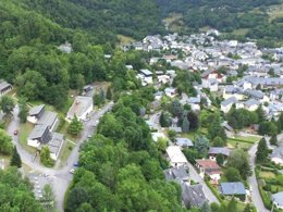 Camping Pas Cher vous présente avec son site Officiel campingpascher.fr, le Village vacances VVF Villages - L'Aure Pyrénéen - Saint-Lary-Soulan classé 3 étoiles, situé sur la commune de Saint Lary Soulan dans le département Hautes-pyrénées (Midi Pyrénées) en France. Le village vacances VVF Villages - L'Aure Pyrénéen - Saint-Lary-Soulan vous propose un hébergement de type appartement de 25 m² pour 2 personnes (télévision). L'établissement vous propose 5 autres types d'hébergements. Découvrez tous nos séjours à petits prix dans la commune et aux alentours de Saint Lary Soulan du département : Hautes-pyrénées (Midi Pyrénées). Les Avis clients pour le Village vacances VVF Villages - L'Aure Pyrénéen - Saint-Lary-Soulan sont de 7 sur 10. Piscine extérieure, Club ados, Club enfants, Aire de jeux enfants, Baby-foot, Ping-pong, Pétanque, Bar, Boulangerie, Restaurant, Supermarché, Épicerie,... En savoir plus : cliquez-ICI.