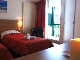 Camping Pas Cher vous présente avec son site Officiel campingpascher.fr, le Village vacances VVF Villages - La Côte Basque - Urrugne classé 3 étoiles, situé sur la commune de Urrugne dans le département Pyrénées-atlantiques (Aquitaine) en France. Le village vacances VVF Villages - La Côte Basque - Urrugne, vous présente un hébergement de type appartement de 31 m². Le village vacances VVF Villages - La Côte Basque - Urrugne vous propose du dimanche 04 octobre au dimanche 11 octobre 2026, en promotion à -15% pour 7 nuits à 398,65 € au lieu de 469,0 € soit une Économie de 70,35 €. Cette location propose 59 dates différentes pour réserver votre séjour. Découvrez également les 4 autres gammes d'hébergements du village vacances. Les Avis clients pour le Village vacances VVF Villages - La Côte Basque - Urrugne sont de 7 sur 10. Piscine chauffée, Piscine couverte, Club ados, Club enfants, Aire de jeux enfants, Baby-foot, Ping-pong, Surf, Terrain multisports, Voile, Bar, Boulangerie, Restaurant, Épicerie,... En savoir plus : cliquez-ICI.