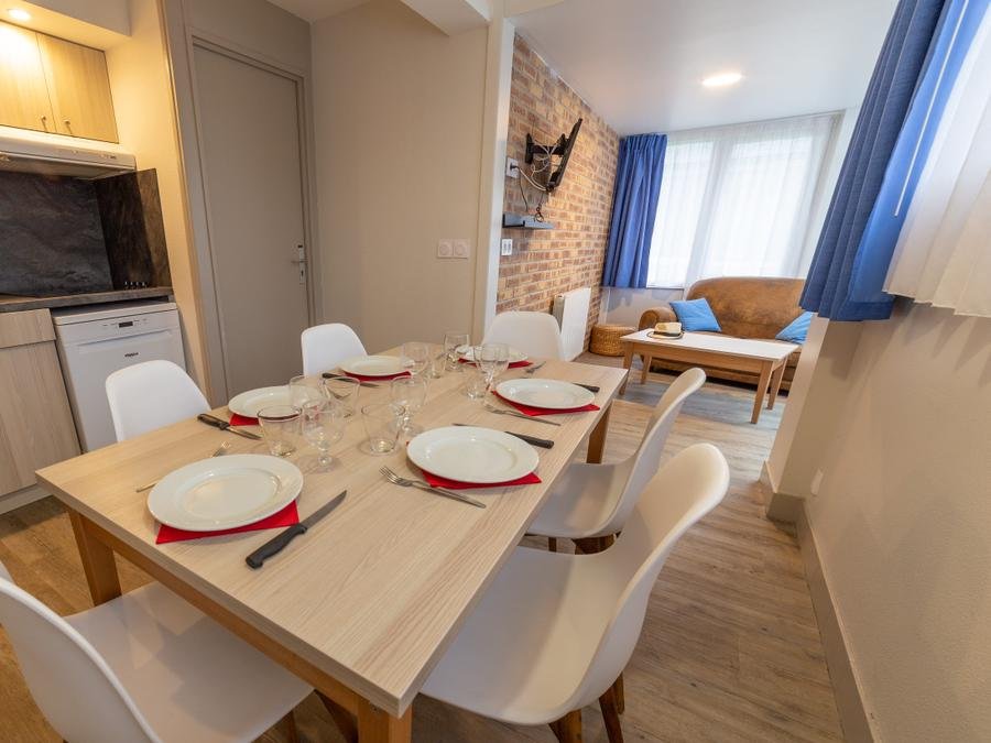 Camping Pas Cher vous présente avec son site Officiel campingpascher.fr, le Village vacances VVF Villages - La Côte Normande - Veules-les-Roses classé 3 étoiles, situé sur la commune de Veules Les Roses dans le département Seine-maritime (Haute Normandie) en France. Le village vacances VVF Villages - La Côte Normande - Veules-les-Roses, vous présente un hébergement de type maison de campagne de 49 m² et télévision. Le village vacances VVF Villages - La Côte Normande - Veules-les-Roses vous propose du sam. 26 septembre au sam. 03 octobre 2026 pour 7 nuits à 574€. Cette location propose 82 dates différentes pour réserver votre séjour. Découvrez également les 7 autres gammes d'hébergements du village vacances. Les Avis clients pour le Village vacances VVF Villages - La Côte Normande - Veules-les-Roses sont excellents avec une note moyenne de 8 sur 10. Mer, Piscine chauffée, Piscine couverte, Club ados, Club enfants, Baby-foot, Ping-pong, Pétanque, Structure gonflable enfants, Terrain de basketball, Terrain de football, Terrain de volley-ball,... En savoir plus : cliquez-ICI.