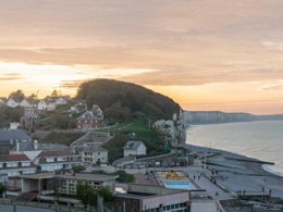Camping Pas Cher vous présente avec son site Officiel campingpascher.fr, le Village vacances VVF Villages - La Côte Normande - Veules-les-Roses classé 3 étoiles, situé sur la commune de Veules Les Roses dans le département Seine-maritime (Haute Normandie) en France. Le village vacances VVF Villages - La Côte Normande - Veules-les-Roses, vous présente un hébergement de type maison de campagne de 26 m² et télévision. Le village vacances VVF Villages - La Côte Normande - Veules-les-Roses vous propose du sam. 26 septembre au sam. 03 octobre 2026 pour 7 nuits à 385€. Cette location propose 61 dates différentes pour réserver votre séjour. Découvrez également les 7 autres gammes d'hébergements du village vacances. Les Avis clients pour le Village vacances VVF Villages - La Côte Normande - Veules-les-Roses sont excellents avec une note moyenne de 8 sur 10. Mer, Piscine chauffée, Piscine couverte, Club ados, Club enfants, Baby-foot, Ping-pong, Pétanque, Structure gonflable enfants, Terrain de basketball, Terrain de football, Terrain de volley-ball,... En savoir plus : cliquez-ICI.
