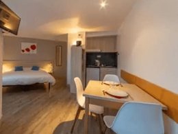 Camping Pas Cher vous présente avec son site Officiel campingpascher.fr, le Village vacances VVF Villages - La Côte Normande - Veules-les-Roses classé 3 étoiles, situé sur la commune de Veules Les Roses dans le département Seine-maritime (Haute Normandie) en France. Le village vacances VVF Villages - La Côte Normande - Veules-les-Roses, vous présente un hébergement de type maison de campagne de 26 m² et télévision. Le village vacances VVF Villages - La Côte Normande - Veules-les-Roses vous propose du sam. 26 septembre au sam. 03 octobre 2026, en promotion à -15% pour 7 nuits à 327,25 € au lieu de 385,0 € soit une Économie de 57,75 €. Cette location propose 169 dates différentes pour réserver votre séjour. Découvrez également les 7 autres gammes d'hébergements du village vacances. Les Avis clients pour le Village vacances VVF Villages - La Côte Normande - Veules-les-Roses sont excellents avec une note moyenne de 8 sur 10. Mer, Piscine chauffée, Piscine couverte, Club ados, Club enfants, Baby-foot, Ping-pong, Pétanque, Structure gonflable enfants, Terrain de basketball, Terrain de football, Terrain de volley-ball,... En savoir plus : cliquez-ICI.