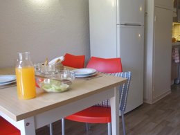 Camping Pas Cher vous présente avec son site Officiel campingpascher.fr, le Village vacances VVF Villages - Le Fort Des Pyrénées - Prats De Mollo La Preste classé 3 étoiles, situé sur la commune de Prats De Mollo La Preste dans le département Pyrénées-orientales (Languedoc Roussillon) en France. Le village vacances VVF Villages - Le Fort Des Pyrénées - Prats De Mollo La Preste, vous présente un hébergement de type appartement de 30 m² pour 2 personnes et télévision. Le village vacances VVF Villages - Le Fort Des Pyrénées - Prats De Mollo La Preste vous propose du sam. 06 juin au sam. 13 juin 2026, en promotion à -15% pour 7 nuits à 309,40 € au lieu de 364,0 € soit une Économie de 54,60 €. Cette location propose 216 dates différentes pour réserver votre séjour. Découvrez également les 8 autres gammes d'hébergements du village vacances. Les Avis clients pour le Village vacances VVF Villages - Le Fort Des Pyrénées - Prats De Mollo La Preste sont excellents avec une note moyenne de 8 sur 10. Piscine chauffée, Piscine extérieure, Club ados, Club enfants, Aire de jeux enfants, Baby-foot, Ping-pong, Pétanque, Terrain de badminton, Terrain de basketball, Terrain de football, Terrain de volley-ball, Boulangerie, Bureau de tabac, Restaurant, Supermarché, Épicerie,... En savoir plus : cliquez-ICI.