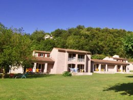 Camping Pas Cher vous présente avec son site Officiel campingpascher.fr, le Village vacances VVF Villages - Le Fort Des Pyrénées - Prats De Mollo La Preste classé 3 étoiles, situé sur la commune de Prats De Mollo La Preste dans le département Pyrénées-orientales (Languedoc Roussillon) en France. Le village vacances VVF Villages - Le Fort Des Pyrénées - Prats De Mollo La Preste, vous présente un hébergement de type appartement de 30 m² pour 2 personnes et télévision. Le village vacances VVF Villages - Le Fort Des Pyrénées - Prats De Mollo La Preste vous propose du sam. 06 juin au sam. 13 juin 2026, en promotion à -15% pour 7 nuits à 309,40 € au lieu de 364,0 € soit une Économie de 54,60 €. Cette location propose 216 dates différentes pour réserver votre séjour. Découvrez également les 8 autres gammes d'hébergements du village vacances. Les Avis clients pour le Village vacances VVF Villages - Le Fort Des Pyrénées - Prats De Mollo La Preste sont excellents avec une note moyenne de 8 sur 10. Piscine chauffée, Piscine extérieure, Club ados, Club enfants, Aire de jeux enfants, Baby-foot, Ping-pong, Pétanque, Terrain de badminton, Terrain de basketball, Terrain de football, Terrain de volley-ball, Boulangerie, Bureau de tabac, Restaurant, Supermarché, Épicerie,... En savoir plus : cliquez-ICI.