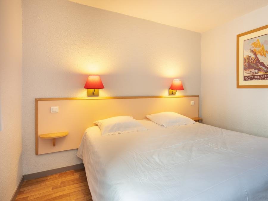 Camping Pas Cher vous présente avec son site Officiel campingpascher.fr, le Village vacances VVF Villages - Le Massif De Belledonne - Les-Sept-Laux classé 3 étoiles, situé sur la commune de Les Adrets dans le département Isère (Rhône Alpes) en France. Le village vacances VVF Villages - Le Massif De Belledonne - Les-Sept-Laux vous propose un hébergement de type appartement de 60 m² pour 8 personnes (télévision). L'établissement vous propose 5 autres types d'hébergements. Découvrez tous nos séjours à petits prix dans la commune et aux alentours de Les Adrets du département : Isère (Rhône Alpes). Animations familiales, Club ados, Club enfants, Baby-foot, Court de tennis, Ping-pong, Piscine, Randonnée, Tir à l’arc, Restaurant, Supermarché, Épicerie,... En savoir plus : cliquez-ICI.