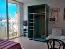 Camping Pas Cher vous présente avec son site Officiel campingpascher.fr, la Résidence Apartamentos Lloret Sun classé 2 étoiles, située sur la commune de Lloret Del Mar dans le département Gérone (Catalogne) en Espagne. La résidence Apartamentos Lloret Sun, vous présente un hébergement de type studio de 18 m² pour 2 personnes avec climatisation et télévision. La résidence Apartamentos Lloret Sun vous propose du dimanche 27 septembre au dimanche 04 octobre 2026 pour 7 nuits à 346€. Cette location propose 15 dates différentes pour réserver votre séjour. Découvrez également les 2 autres gammes d'hébergements de la résidence. Aire de jeux enfants, Centre équestre, Sports nautiques, Boulangerie, Pizzeria, Restaurant, Snack/Bar, Station-service, Supermarché,... En savoir plus : cliquez-ICI.