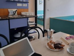 Camping Pas Cher vous présente avec son site Officiel campingpascher.fr, la Résidence Apartamentos Lloret Sun classé 2 étoiles, située sur la commune de Lloret Del Mar dans le département Gérone (Catalogne) en Espagne. La résidence Apartamentos Lloret Sun, vous présente un hébergement de type appartement pour 4 personnes avec climatisation et télévision. La résidence Apartamentos Lloret Sun vous propose du lundi 06 avril au lundi 13 avril 2026, en promotion à -10% pour 7 nuits à 390 € au lieu de 434,0 € soit une Économie de 44 €. Cette location propose 134 dates différentes pour réserver votre séjour. Découvrez également les 2 autres gammes d'hébergements de la résidence. Aire de jeux enfants, Centre équestre, Sports nautiques, Boulangerie, Pizzeria, Restaurant, Snack/Bar, Station-service, Supermarché,... En savoir plus : cliquez-ICI.