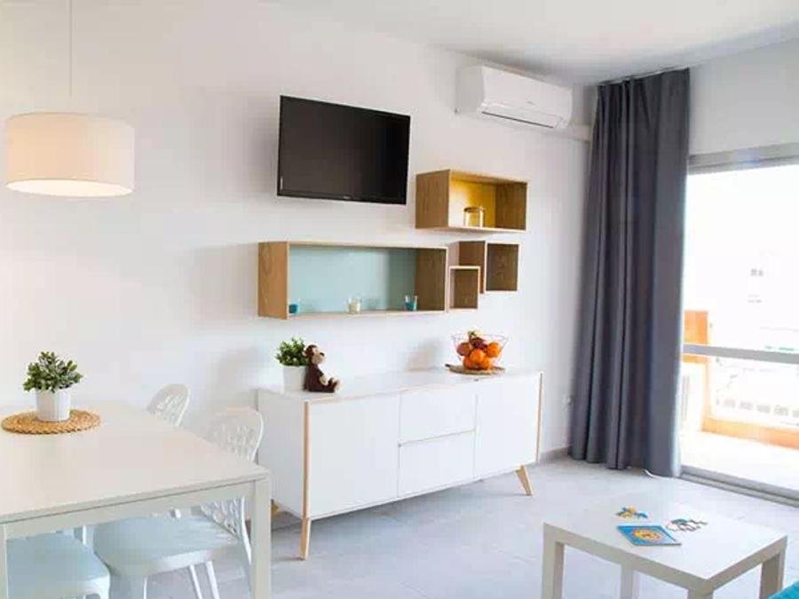 Camping Pas Cher vous présente avec son site Officiel campingpascher.fr, la Résidence Apartaments Estartit Confort, située sur la commune de L'estartit dans le département Gérone (Catalogne) en Espagne. La résidence Apartaments Estartit Confort, vous présente un hébergement de type appartement de 60 m² pour 6 personnes avec climatisation et télévision. La résidence Apartaments Estartit Confort vous propose du vendredi 25 septembre au vendredi 02 octobre 2026, en promotion à -25% pour 7 nuits à 291 € au lieu de 388,0 € soit une Économie de 97 €. Cette location propose 12 dates différentes pour réserver votre séjour. Découvrez également les 2 autres gammes d'hébergements de la résidence. Les Avis clients pour la Résidence Apartaments Estartit Confort sont de 7 sur 10. Piscine extérieure, Aire de jeux enfants, Randonnée, Sports nautiques, Surf,... En savoir plus : cliquez-ICI.