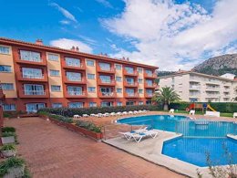 Camping Pas Cher vous présente avec son site Officiel campingpascher.fr, la Résidence Apartaments Estartit Confort, située sur la commune de L'estartit dans le département Gérone (Catalogne) en Espagne. La résidence Apartaments Estartit Confort, vous présente un hébergement de type appartement de 45 m² pour 4 personnes avec climatisation et télévision. La résidence Apartaments Estartit Confort vous propose du vendredi 05 juin au vendredi 12 juin 2026 avec une PROMO de DERNIÈRE MINUTE, en promotion à -25% pour 7 nuits à 232 € au lieu de 310,0 € soit une Économie de 78 €. Cette location propose 36 dates différentes pour réserver votre séjour. Découvrez également les 2 autres gammes d'hébergements de la résidence. Les Avis clients pour la Résidence Apartaments Estartit Confort sont de 7 sur 10. Piscine extérieure, Aire de jeux enfants, Randonnée, Sports nautiques, Surf,... En savoir plus : cliquez-ICI.