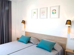 Camping Pas Cher vous présente avec son site Officiel campingpascher.fr, la Résidence Apartaments Estartit Confort, située sur la commune de L'estartit dans le département Gérone (Catalogne) en Espagne. La résidence Apartaments Estartit Confort, vous présente un hébergement de type appartement de 45 m² pour 4 personnes avec climatisation et télévision. La résidence Apartaments Estartit Confort vous propose du mardi 21 avril au mardi 28 avril 2026, en promotion à -25% pour 7 nuits à 232 € au lieu de 310,0 € soit une Économie de 78 €. Cette location propose 150 dates différentes pour réserver votre séjour. Découvrez également les 2 autres gammes d'hébergements de la résidence. Les Avis clients pour la Résidence Apartaments Estartit Confort sont de 7 sur 10. Piscine extérieure, Aire de jeux enfants, Randonnée, Sports nautiques, Surf,... En savoir plus : cliquez-ICI.