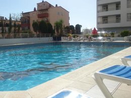 Camping Pas Cher vous présente avec son site Officiel campingpascher.fr, la Résidence Aparthotel Xon's Playa classé 3 étoiles, située sur la commune de Empuriabrava dans le département Gérone (Catalogne) en Espagne. La résidence Aparthotel Xon's Playa, vous présente un hébergement de type appartement. La résidence Aparthotel Xon's Playa vous propose du dimanche 13 septembre au dimanche 20 septembre 2026, en promotion à -14% pour 7 nuits à 459,45 € au lieu de 536,0 € soit une Économie de 76,55 €. Cette location propose 135 dates différentes pour réserver votre séjour. Découvrez également les 1 autres gammes d'hébergements de la résidence. Les Avis clients pour la Résidence Aparthotel Xon's Playa sont excellents avec une note moyenne de 8 sur 10. Piscine extérieure, Animation enfants, Ping-pong, Piscine, Restaurant, Supermarché,... En savoir plus : cliquez-ICI.