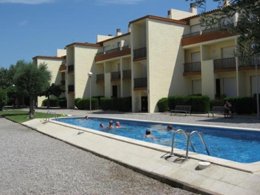 Camping Pas Cher vous présente avec son site Officiel campingpascher.fr, la Résidence Appartements Ducado, située sur la commune de L'escala dans le département Gérone (Catalogne) en Espagne. La résidence Appartements Ducado, vous présente un hébergement de type appartement. La résidence Appartements Ducado vous propose du sam. 19 septembre au sam. 26 septembre 2026 pour 7 nuits à 464€. Cette location propose 16 dates différentes pour réserver votre séjour. Découvrez également les 1 autres gammes d'hébergements de la résidence. Piscine extérieure, Aire de jeux enfants, Jet-ski, Location de bateaux, Randonnée, Sports nautiques, Boulangerie, Restaurant, Épicerie,... En savoir plus : cliquez-ICI.