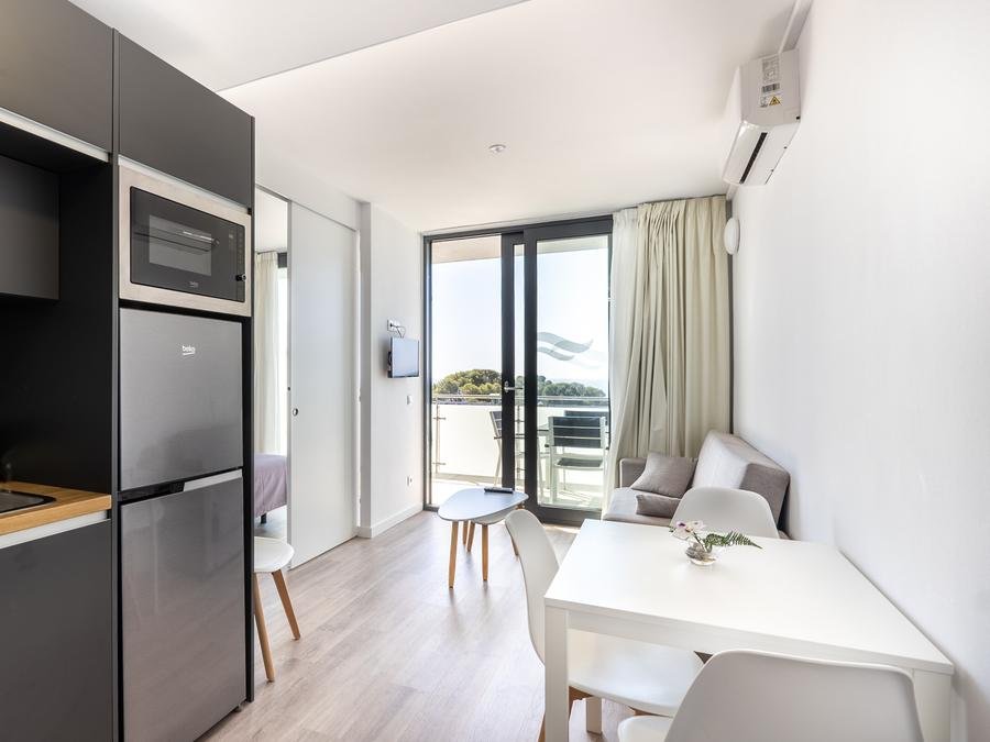 Camping Pas Cher vous présente avec son site Officiel campingpascher.fr, la Résidence Comtat Sant Jordi Appart'hôtel classé 3 étoiles, située sur la commune de Platja D'aro dans le département Gérone (Catalogne) en Espagne. La résidence Comtat Sant Jordi Appart'hôtel, vous présente un hébergement de type appartement avec climatisation et télévision. La résidence Comtat Sant Jordi Appart'hôtel vous propose du sam. 26 septembre au sam. 03 octobre 2026, en promotion à -15% pour 7 nuits à 632 € au lieu de 744,0 € soit une Économie de 112 €. Cette location propose 10 dates différentes pour réserver votre séjour. Découvrez également les 11 autres gammes d'hébergements de la résidence. Piscine extérieure, Animation enfants, Animations familiales, Aire de jeux enfants, Surf, Trampoline, Restaurant, Supermarché,... En savoir plus : cliquez-ICI.