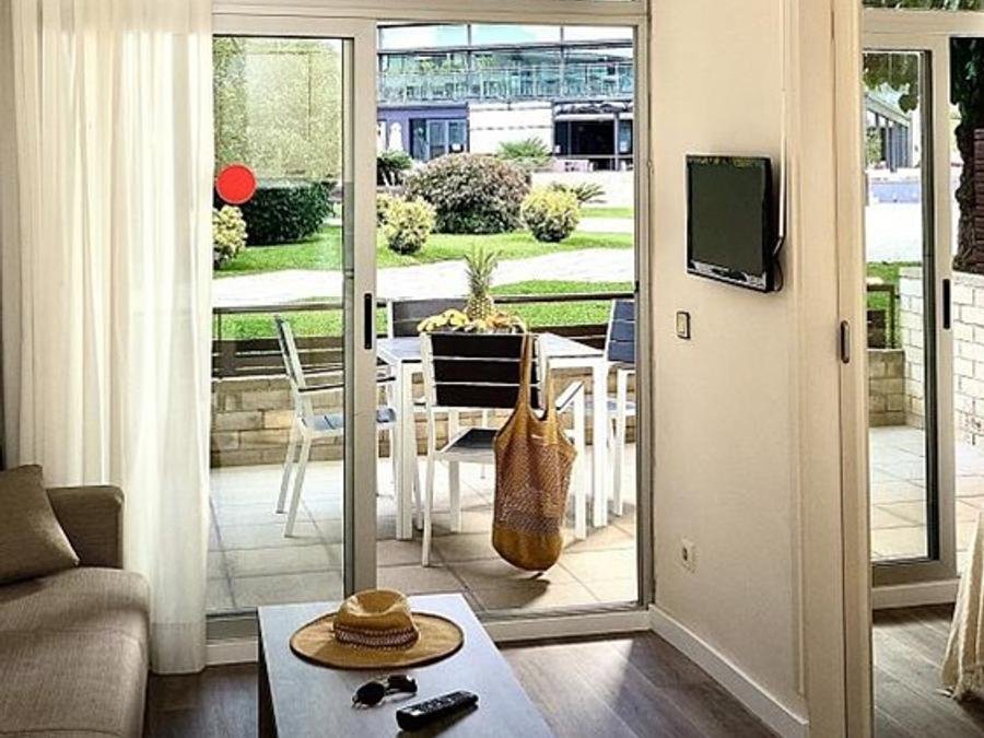 Camping Pas Cher vous présente avec son site Officiel campingpascher.fr, la Résidence Comtat Sant Jordi Appart'hôtel classé 3 étoiles, située sur la commune de Platja D'aro dans le département Gérone (Catalogne) en Espagne. La résidence Comtat Sant Jordi Appart'hôtel, vous présente un hébergement de type appartement de 35 m² pour 4 personnes avec climatisation et télévision. La résidence Comtat Sant Jordi Appart'hôtel vous propose du vendredi 11 septembre au vendredi 18 septembre 2026, en promotion à -15% pour 7 nuits à 1070,74 € au lieu de 1259,7 € soit une Économie de 188,96 €. Cette location propose 121 dates différentes pour réserver votre séjour. Découvrez également les 11 autres gammes d'hébergements de la résidence. Piscine extérieure, Animation enfants, Animations familiales, Aire de jeux enfants, Surf, Trampoline, Bar, Restaurant, Snack/Bar, Supermarché,... En savoir plus : cliquez-ICI.