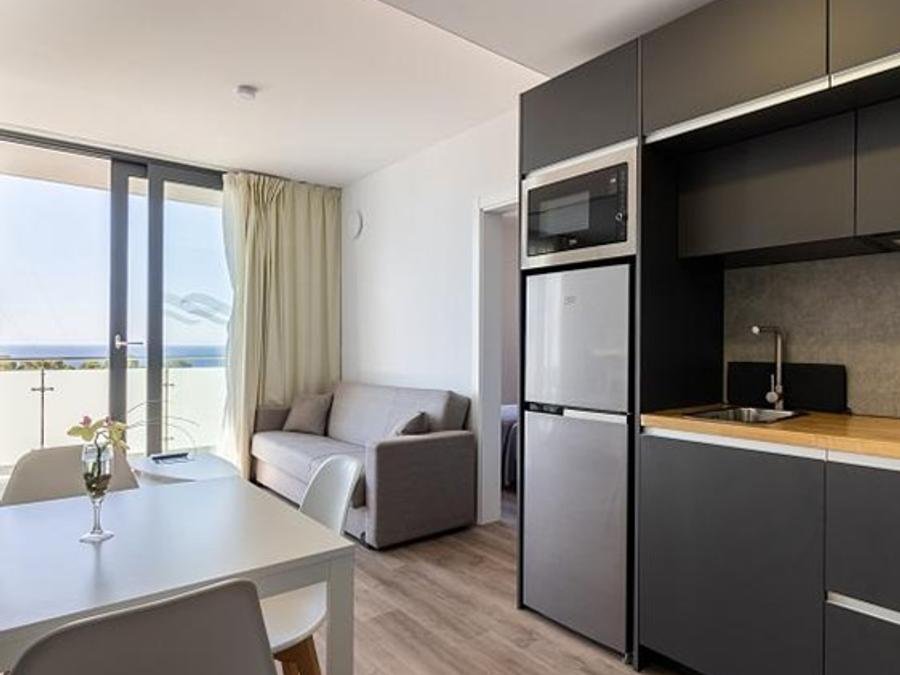 Camping Pas Cher vous présente avec son site Officiel campingpascher.fr, la Résidence Comtat Sant Jordi Appart'hôtel classé 3 étoiles, située sur la commune de Platja D'aro dans le département Gérone (Catalogne) en Espagne. La résidence Comtat Sant Jordi Appart'hôtel, vous présente un hébergement de type appartement de 35 m² pour 4 personnes avec climatisation et télévision. La résidence Comtat Sant Jordi Appart'hôtel vous propose du lundi 14 septembre au lundi 21 septembre 2026, en promotion à -15% pour 7 nuits à 1160,25 € au lieu de 1365,0 € soit une Économie de 204,75 €. Cette location propose 107 dates différentes pour réserver votre séjour. Découvrez également les 11 autres gammes d'hébergements de la résidence. Piscine extérieure, Animation enfants, Animations familiales, Aire de jeux enfants, Surf, Trampoline, Bar, Restaurant, Snack/Bar, Supermarché,... En savoir plus : cliquez-ICI.
