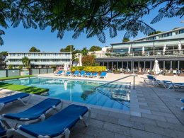 Camping Pas Cher vous présente avec son site Officiel campingpascher.fr, la Résidence Comtat Sant Jordi Appart'hôtel classé 3 étoiles, située sur la commune de Platja D'aro dans le département Gérone (Catalogne) en Espagne. La résidence Comtat Sant Jordi Appart'hôtel vous propose un hébergement de type appartement de 45 m² pour 6 personnes avec climatisation (télévision). L'établissement vous propose 11 autres types d'hébergements. Découvrez tous nos séjours à petits prix dans la commune et aux alentours de Platja D'aro du département : Gérone (Catalogne). Piscine extérieure, Animation enfants, Animations familiales, Aire de jeux enfants, Surf, Trampoline, Bar, Restaurant, Snack/Bar, Supermarché,... En savoir plus : cliquez-ICI.