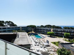 Camping Pas Cher vous présente avec son site Officiel campingpascher.fr, la Résidence Comptat Sant Jordi Appart'hôtel classé 3 étoiles, située sur la commune de Platja D'aro dans le département Gérone (Catalogne) en Espagne. La résidence Comptat Sant Jordi Appart'hôtel vous propose un hébergement de type appartement avec climatisation (télévision). L'établissement vous propose 2 autres types d'hébergements. Découvrez tous nos séjours à petits prix dans la commune et aux alentours de Platja D'aro du département : Gérone (Catalogne). Piscine extérieure, Animation enfants, Animations familiales, Aire de jeux enfants, Surf, Trampoline, Restaurant, Supermarché,... En savoir plus : cliquez-ICI.