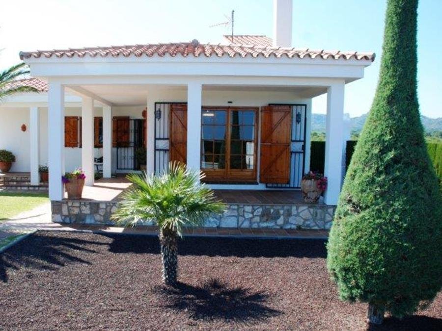 Camping Pas Cher vous présente avec son site Officiel campingpascher.fr, la Résidence Maisons Individuelles Type Amapola, située sur la commune de L'ametlla De Mar dans le département Tarragone (Catalogne) en Espagne. La résidence Maisons Individuelles Type Amapola, vous présente un hébergement de type maison. La résidence Maisons Individuelles Type Amapola vous propose du sam. 13 juin au sam. 20 juin 2026 pour 7 nuits à 910€. Cette location propose 7 dates différentes pour réserver votre séjour. Découvrez également les 1 autres gammes d'hébergements de la résidence. Piscine extérieure, Aire de jeux enfants, Skatepark, Surf, Voile, Boulangerie, Restaurant, Supermarché,... En savoir plus : cliquez-ICI.