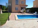 Camping Pas Cher vous présente avec son site Officiel campingpascher.fr, la Résidence Maisons Individuelles Type Amapola, située sur la commune de L'ametlla De Mar dans le département Tarragone (Catalogne) en Espagne. La résidence Maisons Individuelles Type Amapola, vous présente un hébergement de type maison. La résidence Maisons Individuelles Type Amapola vous propose du sam. 13 juin au sam. 20 juin 2026 pour 7 nuits à 910€. Cette location propose 7 dates différentes pour réserver votre séjour. Découvrez également les 1 autres gammes d'hébergements de la résidence. Piscine extérieure, Aire de jeux enfants, Skatepark, Surf, Voile, Boulangerie, Restaurant, Supermarché,... En savoir plus : cliquez-ICI.