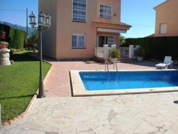 Camping Pas Cher vous présente avec son site Officiel campingpascher.fr, la Résidence Maisons Individuelles Type Amapola, située sur la commune de L'ametlla De Mar dans le département Tarragone (Catalogne) en Espagne. La résidence Maisons Individuelles Type Amapola, vous présente un hébergement de type maison. La résidence Maisons Individuelles Type Amapola vous propose du sam. 13 juin au sam. 20 juin 2026 pour 7 nuits à 910€. Cette location propose 7 dates différentes pour réserver votre séjour. Découvrez également les 1 autres gammes d'hébergements de la résidence. Piscine extérieure, Aire de jeux enfants, Skatepark, Surf, Voile, Boulangerie, Restaurant, Supermarché,... En savoir plus : cliquez-ICI.