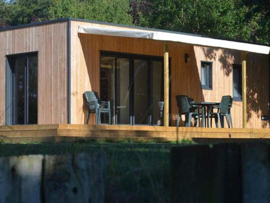 Camping Pas Cher vous présente avec son site Officiel campingpascher.fr, le Camping Le Florenville classé 3 étoiles, situé sur la commune de Florenville dans le département Luxembourg (Wallonie) en Belgique. Le camping Le Florenville vous propose un hébergement de type lodge de 34 m². L'établissement vous propose 6 autres types d'hébergements. Découvrez tous nos séjours à petits prix dans la commune et aux alentours de Florenville du département : Luxembourg (Wallonie). Les Avis clients pour le Camping Le Florenville sont excellents avec une note moyenne de 8 sur 10. Rivière, Piscine chauffée, Piscine extérieure, Animation enfants, Animations familiales, Aire de jeux enfants, Baby-foot, Canoë-kayak, Centre équestre, Court de tennis, Cyclisme, Golf, Ping-pong, Piscine, Pétanque, Randonnée, Terrain de volley-ball, Terrain multisports, Bar, Dépôt de pain, Restaurant, Snack/Bar, Supermarché, Épicerie,... En savoir plus : cliquez-ICI.
