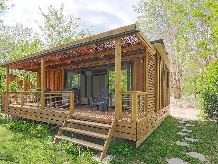 Camping Pas Cher vous présente avec son site Officiel campingpascher.fr, le Camping Le Florenville classé 3 étoiles, situé sur la commune de Florenville dans le département Luxembourg (Wallonie) en Belgique. Le camping Le Florenville vous propose un hébergement de type chalet pour 1 personne. L'établissement vous propose 6 autres types d'hébergements. Découvrez tous nos séjours à petits prix dans la commune et aux alentours de Florenville du département : Luxembourg (Wallonie). Les Avis clients pour le Camping Le Florenville sont excellents avec une note moyenne de 8 sur 10. Rivière, Piscine chauffée, Piscine extérieure, Animation enfants, Animations familiales, Aire de jeux enfants, Baby-foot, Canoë-kayak, Centre équestre, Court de tennis, Cyclisme, Golf, Ping-pong, Piscine, Pétanque, Randonnée, Terrain de volley-ball, Terrain multisports, Bar, Dépôt de pain, Restaurant, Snack/Bar, Supermarché, Épicerie,... En savoir plus : cliquez-ICI.