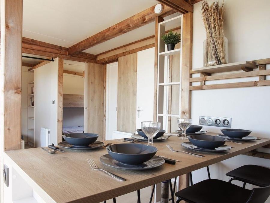 Camping Pas Cher vous présente avec son site Officiel campingpascher.fr, le Camping Le Florenville classé 3 étoiles, situé sur la commune de Florenville dans le département Luxembourg (Wallonie) en Belgique. Le camping Le Florenville vous propose un hébergement de type chalet (télévision). L'établissement vous propose 10 autres types d'hébergements. Découvrez tous nos séjours à petits prix dans la commune et aux alentours de Florenville du département : Luxembourg (Wallonie). Les Avis clients pour le Camping Le Florenville sont excellents avec une note moyenne de 8 sur 10. Rivière, Piscine chauffée, Piscine extérieure, Animation enfants, Animations familiales, Aire de jeux enfants, Baby-foot, Canoë-kayak, Centre équestre, Court de tennis, Cyclisme, Golf, Ping-pong, Piscine, Pétanque, Randonnée, Terrain de volley-ball, Terrain multisports, Bar, Dépôt de pain, Restaurant, Snack/Bar, Supermarché, Épicerie,... En savoir plus : cliquez-ICI.