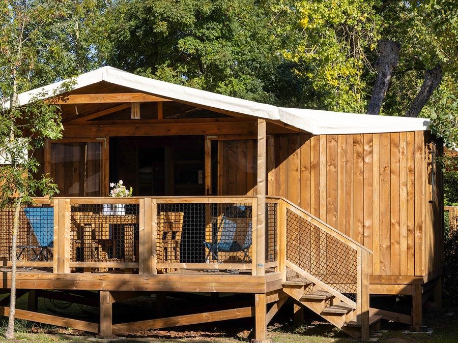 Camping Pas Cher vous présente avec son site Officiel campingpascher.fr, le Camping Le Florenville classé 3 étoiles, situé sur la commune de Florenville dans le département Luxembourg (Wallonie) en Belgique. Le camping Le Florenville vous propose un hébergement de type tente en toile et bois de 27 m². L'établissement vous propose 10 autres types d'hébergements. Découvrez tous nos séjours à petits prix dans la commune et aux alentours de Florenville du département : Luxembourg (Wallonie). Les Avis clients pour le Camping Le Florenville sont excellents avec une note moyenne de 8 sur 10. Rivière, Piscine chauffée, Piscine extérieure, Animation enfants, Animations familiales, Aire de jeux enfants, Baby-foot, Canoë-kayak, Centre équestre, Court de tennis, Cyclisme, Golf, Ping-pong, Piscine, Pétanque, Randonnée, Terrain de volley-ball, Terrain multisports, Bar, Dépôt de pain, Restaurant, Snack/Bar, Supermarché, Épicerie,... En savoir plus : cliquez-ICI.