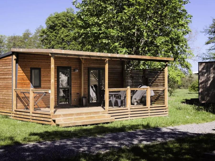 Camping Pas Cher vous présente avec son site Officiel campingpascher.fr, le Camping Le Florenville classé 3 étoiles, situé sur la commune de Florenville dans le département Luxembourg (Wallonie) en Belgique. Le camping Le Florenville vous propose un hébergement de type mobil-home de 31 m² (télévision). L'établissement vous propose 4 autres types d'hébergements. Découvrez tous nos séjours à petits prix dans la commune et aux alentours de Florenville du département : Luxembourg (Wallonie). Les Avis clients pour le Camping Le Florenville sont excellents avec une note moyenne de 8 sur 10. Rivière, Piscine chauffée, Piscine extérieure, Animation enfants, Animations familiales, Aire de jeux enfants, Baby-foot, Canoë-kayak, Centre équestre, Court de tennis, Cyclisme, Golf, Ping-pong, Piscine, Pétanque, Randonnée, Terrain de volley-ball, Terrain multisports, Bar, Dépôt de pain, Restaurant, Snack/Bar, Supermarché, Épicerie,... En savoir plus : cliquez-ICI.