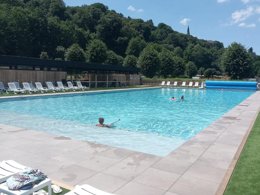 Camping Pas Cher vous présente avec son site Officiel campingpascher.fr, le Camping Le Florenville classé 3 étoiles, situé sur la commune de Florenville dans le département Luxembourg (Wallonie) en Belgique. Le camping Le Florenville vous propose un hébergement de type chalet (télévision). L'établissement vous propose 10 autres types d'hébergements. Découvrez tous nos séjours à petits prix dans la commune et aux alentours de Florenville du département : Luxembourg (Wallonie). Les Avis clients pour le Camping Le Florenville sont excellents avec une note moyenne de 8 sur 10. Rivière, Piscine chauffée, Piscine extérieure, Animation enfants, Animations familiales, Aire de jeux enfants, Baby-foot, Canoë-kayak, Centre équestre, Court de tennis, Cyclisme, Golf, Ping-pong, Piscine, Pétanque, Randonnée, Terrain de volley-ball, Terrain multisports, Bar, Dépôt de pain, Restaurant, Snack/Bar, Supermarché, Épicerie,... En savoir plus : cliquez-ICI.
