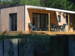 Camping Pas Cher vous présente avec son site Officiel campingpascher.fr, le Camping Le Florenville classé 3 étoiles, situé sur la commune de Florenville dans le département Luxembourg (Wallonie) en Belgique. Le camping Le Florenville vous propose un hébergement de type lodge de 34 m². L'établissement vous propose 6 autres types d'hébergements. Découvrez tous nos séjours à petits prix dans la commune et aux alentours de Florenville du département : Luxembourg (Wallonie). Les Avis clients pour le Camping Le Florenville sont excellents avec une note moyenne de 8 sur 10. Rivière, Piscine chauffée, Piscine extérieure, Animation enfants, Animations familiales, Aire de jeux enfants, Baby-foot, Canoë-kayak, Centre équestre, Court de tennis, Cyclisme, Golf, Ping-pong, Piscine, Pétanque, Randonnée, Terrain de volley-ball, Terrain multisports, Bar, Dépôt de pain, Restaurant, Snack/Bar, Supermarché, Épicerie,... En savoir plus : cliquez-ICI.