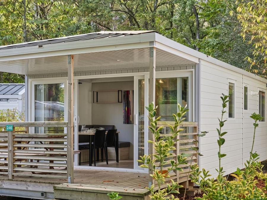 Camping Pas Cher vous présente avec son site Officiel campingpascher.fr, le Camping Les Jardins Du Morbihan classé 4 étoiles, situé sur la commune de Monterblanc dans le département Morbihan (Bretagne) en France. Le camping Les Jardins Du Morbihan, vous présente un hébergement de type mobil-home de 28 m² et télévision. Le camping Les Jardins Du Morbihan vous proposeun séjour PAS CHER avec une REMISEdu sam. 06 juin au sam. 13 juin 2026, en promotion à -58% pour 7 nuits à 169 € au lieu de 404,0 € soit une Économie de 235 €. Cette location propose 20 dates différentes pour réserver votre séjour. Découvrez également les 11 autres gammes d'hébergements du camping. Les Avis clients pour le Camping Les Jardins Du Morbihan sont excellents avec une note moyenne de 8 sur 10. Parc aquatique, Piscine couverte, Piscine extérieure, Animations familiales, Club ados, Club enfants, Aire de jeux enfants, Parcours sportif, Ping-pong, Pétanque, Salle de fitness, Salle de jeux vidéo, Structure gonflable enfants, Terrain multisports, Trampoline, Bar, Boulangerie, Food truck, Snack/Bar, Épicerie,... En savoir plus : cliquez-ICI.