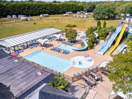 Camping Pas Cher vous présente avec son site Officiel campingpascher.fr, le Camping Les Jardins Du Morbihan classé 4 étoiles, situé sur la commune de Monterblanc dans le département Morbihan (Bretagne) en France. Le camping Les Jardins Du Morbihan, vous présente un hébergement de type mobil-home de 33 m² et télévision. Le camping Les Jardins Du Morbihan vous proposeun séjour PAS CHER avec une REMISEdu sam. 06 juin au sam. 13 juin 2026, en promotion à -61% pour 7 nuits à 169 € au lieu de 436,0 € soit une Économie de 267 €. Cette location propose 21 dates différentes pour réserver votre séjour. Découvrez également les 11 autres gammes d'hébergements du camping. Les Avis clients pour le Camping Les Jardins Du Morbihan sont excellents avec une note moyenne de 8 sur 10. Parc aquatique, Piscine couverte, Piscine extérieure, Animations familiales, Club ados, Club enfants, Aire de jeux enfants, Parcours sportif, Ping-pong, Pétanque, Salle de fitness, Salle de jeux vidéo, Structure gonflable enfants, Terrain multisports, Trampoline, Bar, Boulangerie, Food truck, Snack/Bar, Épicerie,... En savoir plus : cliquez-ICI.