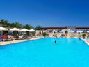 Camping Pas Cher vous présente avec son site Officiel campingpascher.fr, le Camping Karavomilos Beach, situé sur la commune de Sami dans le département îles Ioniennes (Grece) en Grece. Le camping Karavomilos Beach, vous présente un hébergement de type mobil-home de 32 m² pour 6 personnes avec climatisation. Le camping Karavomilos Beach vous proposeun séjour PAS CHER avec une REMISEdu sam. 19 septembre au sam. 26 septembre 2026, en promotion à -42% pour 7 nuits à 220 € au lieu de 385,0 € soit une Économie de 165 €. Cette location propose 6 dates différentes pour réserver votre séjour. Découvrez également les 2 autres gammes d'hébergements du camping. Mer, Piscine extérieure, Aire de jeux enfants, Terrain de volley-ball, Bar, Dépôt de pain, Restaurant, Supermarché,... En savoir plus : cliquez-ICI.
