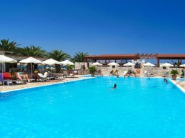 Camping Pas Cher vous présente avec son site Officiel campingpascher.fr, le Camping Karavomilos Beach, situé sur la commune de Sami dans le département îles Ioniennes (Grece) en Grece. Le camping Karavomilos Beach, vous présente un hébergement de type mobil-home de 32 m² pour 6 personnes avec climatisation. Le camping Karavomilos Beach vous proposeun séjour PAS CHER avec une REMISEdu sam. 19 septembre au sam. 26 septembre 2026, en promotion à -42% pour 7 nuits à 220 € au lieu de 385,0 € soit une Économie de 165 €. Cette location propose 6 dates différentes pour réserver votre séjour. Découvrez également les 2 autres gammes d'hébergements du camping. Mer, Piscine extérieure, Aire de jeux enfants, Terrain de volley-ball, Bar, Dépôt de pain, Restaurant, Supermarché,... En savoir plus : cliquez-ICI.