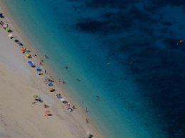 Camping Pas Cher vous présente avec son site Officiel campingpascher.fr, le Camping Karavomilos Beach, situé sur la commune de Sami dans le département îles Ioniennes (Grece) en Grece. Le camping Karavomilos Beach, vous présente un hébergement de type mobil-home pour 6 personnes avec climatisation. Le camping Karavomilos Beach vous proposeun séjour PAS CHER avec une REMISEdu sam. 19 septembre au sam. 26 septembre 2026, en promotion à -42% pour 7 nuits à 180 € au lieu de 315,0 € soit une Économie de 135 €. Cette location propose 18 dates différentes pour réserver votre séjour. Découvrez également les 2 autres gammes d'hébergements du camping. Mer, Piscine extérieure, Aire de jeux enfants, Terrain de volley-ball, Bar, Dépôt de pain, Restaurant, Supermarché,... En savoir plus : cliquez-ICI.