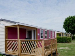 Camping Pas Cher vous présente avec son site Officiel campingpascher.fr, le Camping Paradis Le Royon classé 4 étoiles, situé sur la commune de Fort-mahon-plage dans le département Somme (Picardie) en France. Le camping Paradis Le Royon vous propose un hébergement de type mobil-home de 28 m² (télévision). L'établissement vous propose 7 autres types d'hébergements. Découvrez tous nos séjours à petits prix dans la commune et aux alentours de Fort-mahon-plage du département : Somme (Picardie). Les Avis clients pour le Camping Paradis Le Royon sont excellents avec une note moyenne de 8 sur 10. Piscine couverte, Piscine extérieure, Animations familiales, Club ados, Club enfants, Aire de jeux enfants, Parcours sportif, Ping-pong, Pétanque, Terrain multisports, Bar, Dépôt de pain, Food truck, Plats à emporter, Supermarché, Épicerie,... En savoir plus : cliquez-ICI.